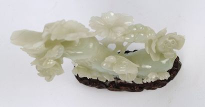 null CHINE.

Vase couvert en jade sculpté à décor en relief de fleurs et oiseaux.

H_14...
