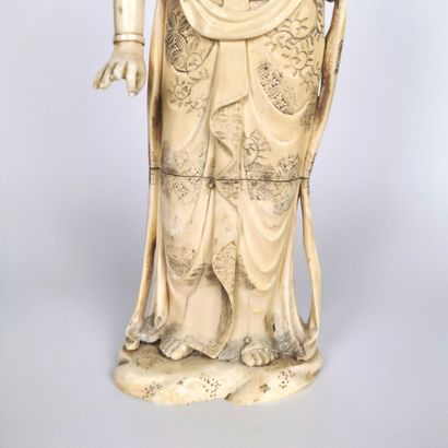null JAPON, période Meiji (1868-1912).

Okimono en ivoire de morse figurant une divinité...