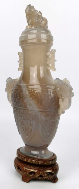 null CHINE.

Vase aplati couvert en agate veinée à décor en léger relief de rinceaux...