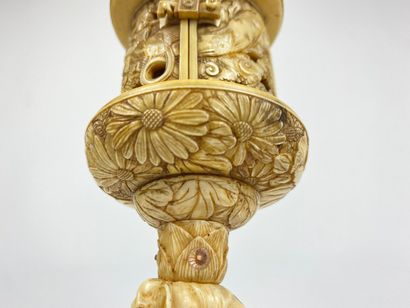 null JAPON, période Meiji (1868-1912).

Autel en ivoire figurant une déesse encadrée...