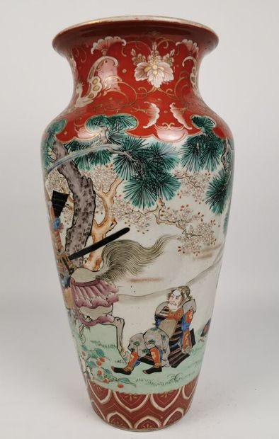 null JAPON, fin du XIXème siècle.

Vase balustre à col évasé en porcelaine à décor...