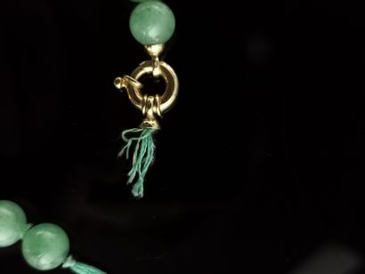 null CHINE.

Collier de perles de jade vert, important fermoir mousqueton en or jaune.

Poids...