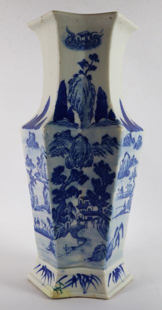 null CHINE.

Vase balustre anguleux en porcelaine et émaux blanc-bleu à décor de...