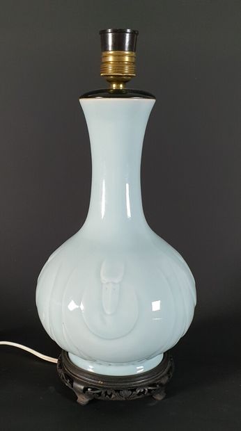 null CHINE.

Vase balustre à long col en porcelaine à couverte céladon, figurant...