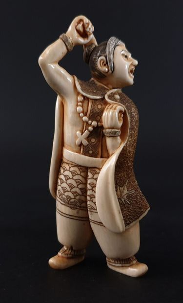 null JAPON, vers 1930.

Suite de trois petits netsukes en ivoire sculpté, figurant...