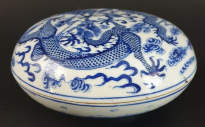 null CHINE, dynastie Qing (1644-1911).

Grande boîte lenticulaire en porcelaine et...