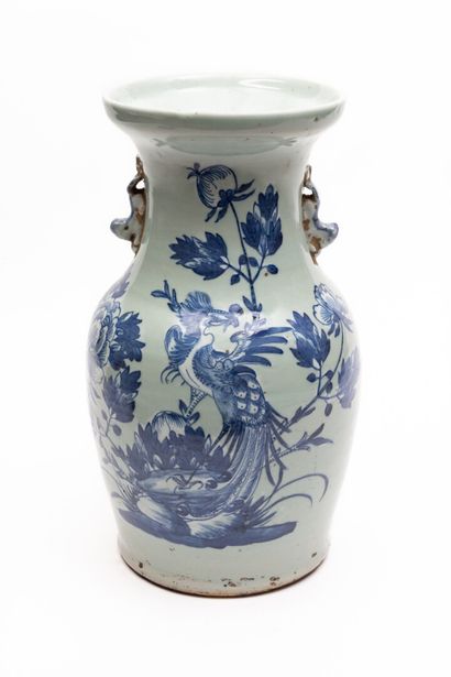 null CHINE, vers 1900.

Vase balustre en porcelaine et émaux bleus sur fond céladon...