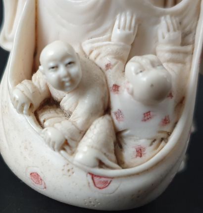 null JAPON, période Meiji (1868-1912).

Netsuke en ivoire sculpté figurant Hotei,...