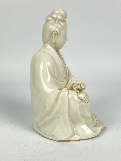 null CHINE, XIXème siècle.

Statuette de Guanyin en porcelaine blanche, assise en...