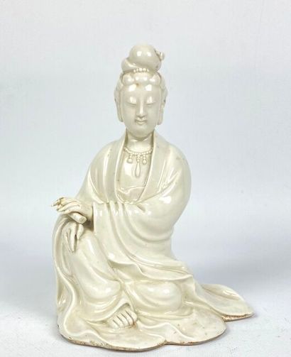 null CHINE, XIXème siècle.

Statuette de Guanyin en porcelaine blanche, assise en...