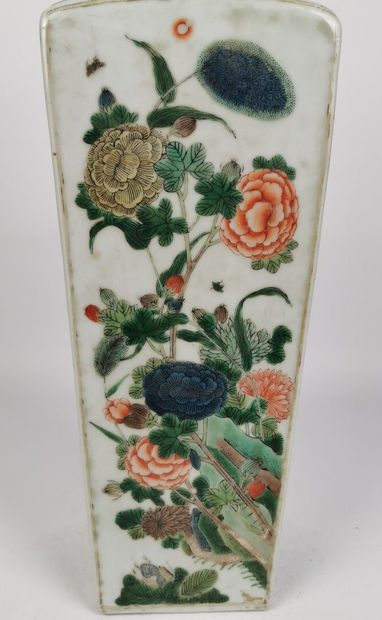 null CHINE, fin de la dynastie Qing (1644-1912).

Vase quadrangulaire en porcelaine...