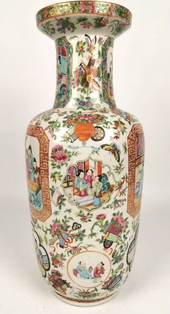 null CHINE, Canton, fin du XIXème siècle.

Vase balustre en porcelaine et émaux de...