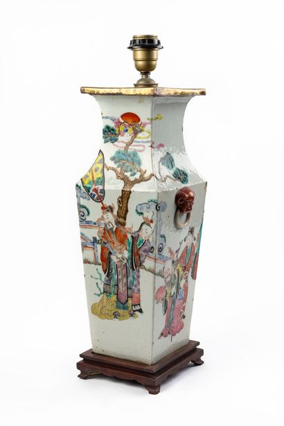 null CHINE, dynastie Qing (1868-1912).

Vase balustre quadrangulaire en porcelaine...
