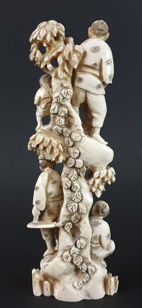 null JAPON.

Okimono en ivoire sculpté figurant un groupe de travailleurs dans un...