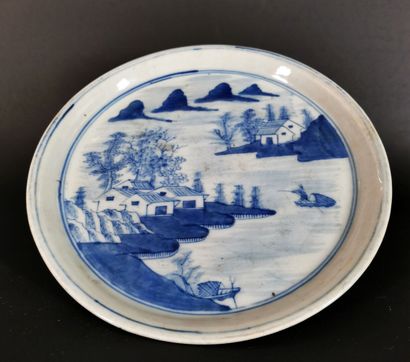 null CHINE, XVIIIème siècle. 

Petit plat sur léger talon en porcelaine et émaux...