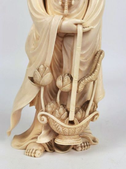 null CHINE, premier quart du XXème siècle.

Statuette en ivoire figurant une guanyin...