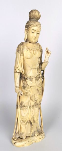 null JAPON, période Meiji (1868-1912).

Okimono en ivoire de morse figurant une divinité...