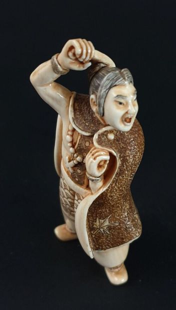 null JAPON, vers 1930.

Suite de trois petits netsukes en ivoire sculpté, figurant...