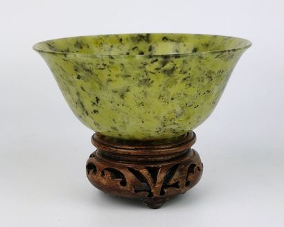 null CHINE.

Tasse sorbet en jade néphrite veinée.

Collée sur un socle en bois ajouré.

XIXème-XXème...