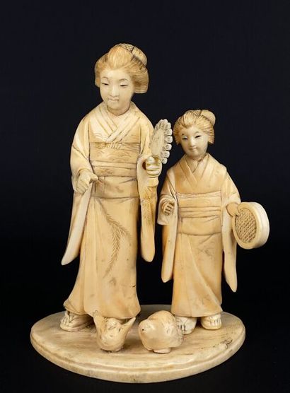 null JAPON, période Meiji (1868-1912).

Okimono en ivoire figurant deux femmes, l'une...