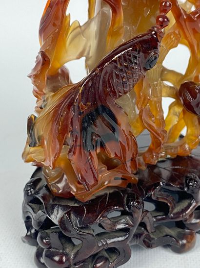 null CHINE.

Vase couvert en agate sculptée figurant des poissons combattants.

H_12,2...