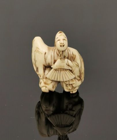 null JAPON, XIXème siècle.

Netsuke en ivoire sculpté figurant un homme tenant un...