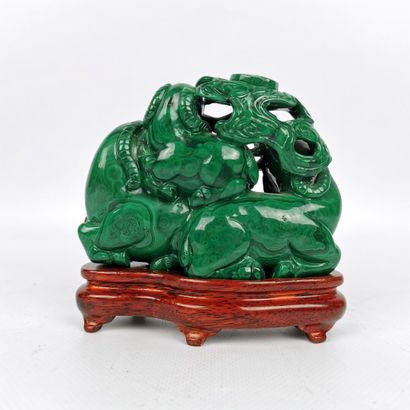 null CHINE.

Groupe en malachite sculptée figurant les chevaux du bonheur tenant...