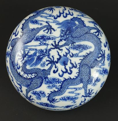 null CHINE, dynastie Qing (1644-1911).

Grande boîte lenticulaire en porcelaine et...