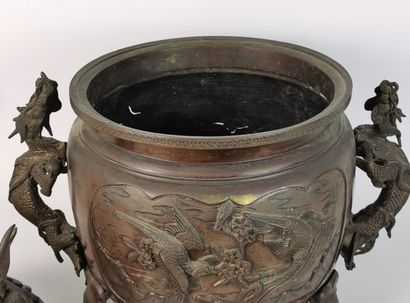 null JAPON, période Meiji (1868-1912).

Important brûle-parfum en bronze à patine...