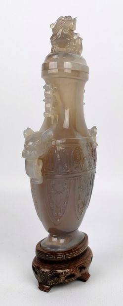 null CHINE.

Vase aplati couvert en agate veinée à décor en léger relief de rinceaux...
