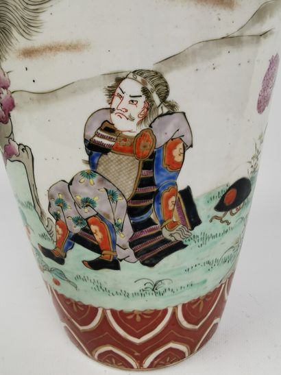 null JAPON, fin du XIXème siècle.

Vase balustre à col évasé en porcelaine à décor...