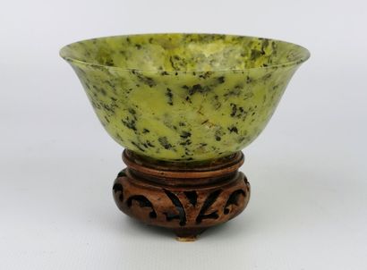 null CHINE.

Tasse sorbet en jade néphrite veinée.

Collée sur un socle en bois ajouré.

XIXème-XXème...