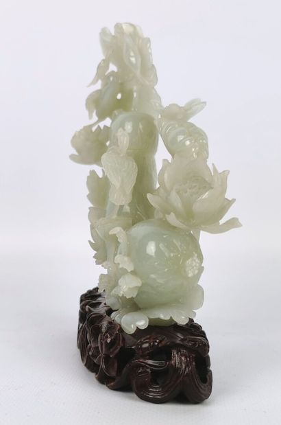null CHINE.

Vase couvert en jade sculpté à décor en relief de fleurs et oiseaux.

H_14...