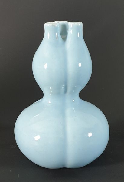 null CHINE, XXème siècle.

Vase triple gourde en porcelaine et émail dit « clair-de-lune ».

H_17,2...