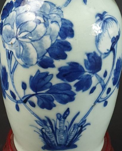 null CHINE, fin du XIXème siècle.

Petit vase balustre en porcelaine à décor en émaux...