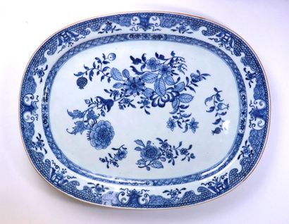 null CHINE, XVIIIème siècle.

Plat ovale en porcelaine à décor blanc-bleu de fleurs...