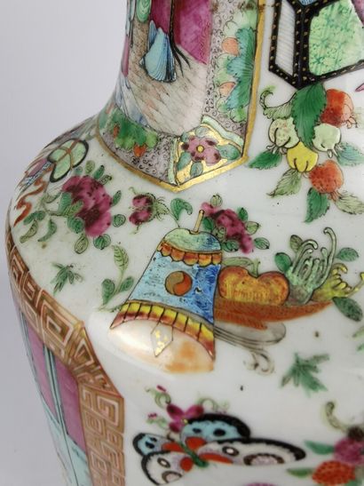null CHINE, Canton, XIXème siècle.

Grand vase rouleau en porcelaine à décor de larges...