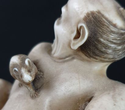 null JAPON, début du XXème siècle.

Petit okimono en ivoire sculpté figurant un attrapeur...