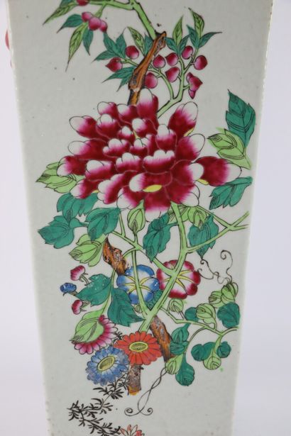 null CHINE, XIXème siècle.

Vase à pans coupés en porcelaine émaillée à décor polychrome...