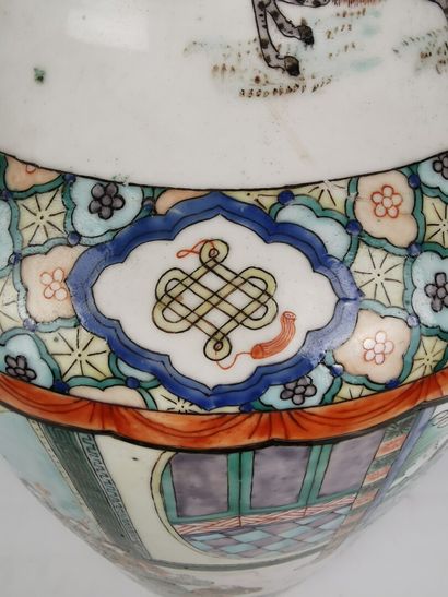 null CHINE, fin du XIXème siècle.

Important vase rouleau en porcelaine et émaux...