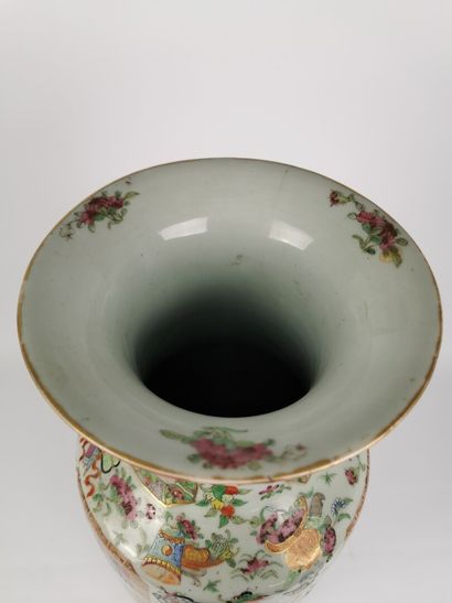 null CHINE, Canton, XIXème siècle.

Grand vase rouleau en porcelaine à décor de larges...