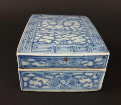 null CHINE, vers 1900.

Boîte rectangulaire en porcelaine et émaux blanc-bleu à décor...