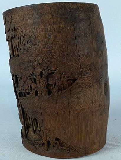 null CHINE, XIXème siècle.

Pot à pinceaux dit "bitong" en bambou sculpté d'une scène...