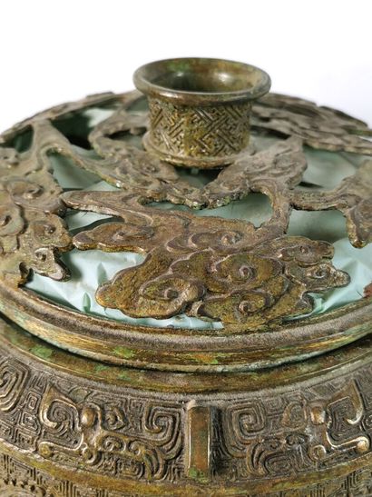 null CHINE. 

Brûle-parfum en bronze de style archaïque à décor de végétaux, ruyi...