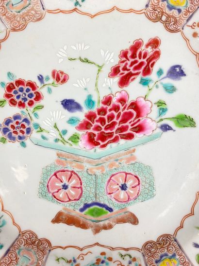 null CHINE.

Assiette en porcelaine à décor polychrome au centre d'un vase fleuri,...