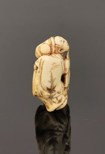 null JAPON, XIXème siècle.

Netsuke en ivoire sculpté figurant un homme tenant un...