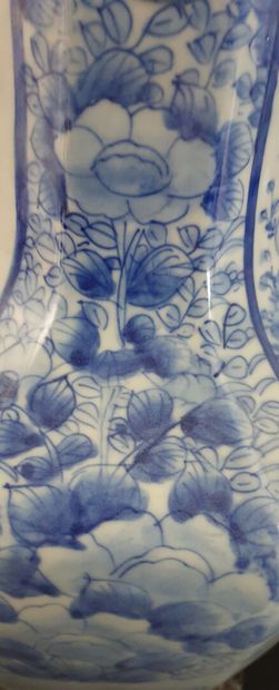 null JAPON, vers 1900.

Vase balustre à col hexagonal en porcelaine et émaux blanc-bleu...