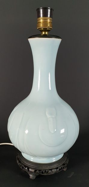 null CHINE.

Vase balustre à long col en porcelaine à couverte céladon, figurant...