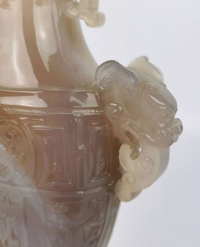 null CHINE.

Vase aplati couvert en agate veinée à décor en léger relief de rinceaux...