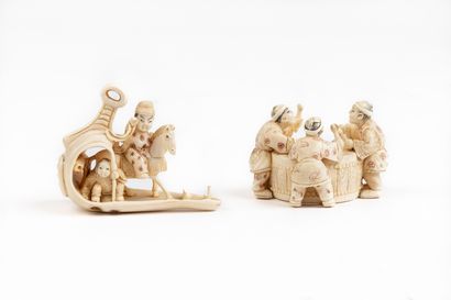 null JAPON, début du XXème siècle.

Netsuke en ivoire sculpté figurant trois joueurs...